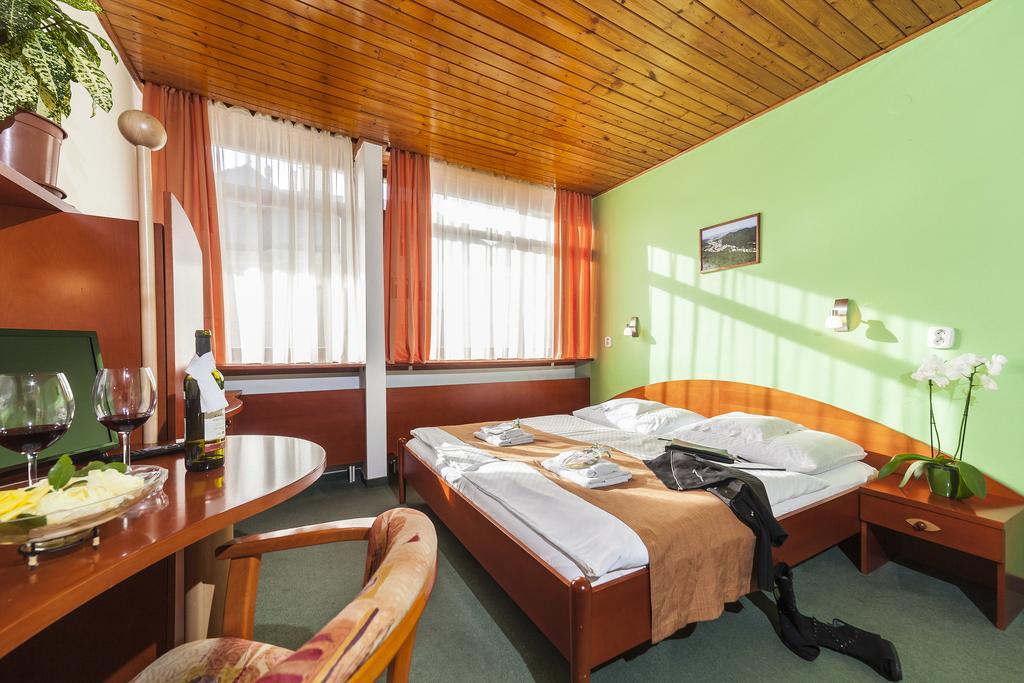 Hotel Flora Trenčianske Teplice Buitenkant foto