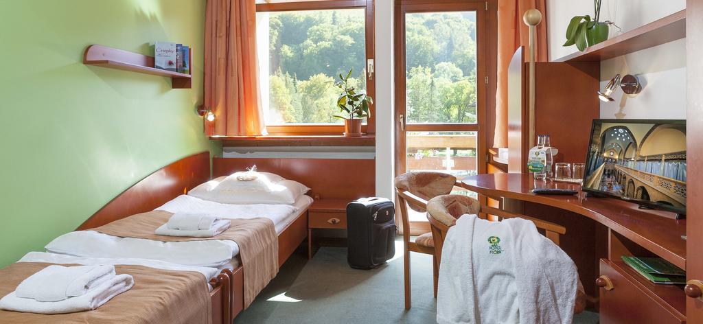 Hotel Flora Trenčianske Teplice Buitenkant foto